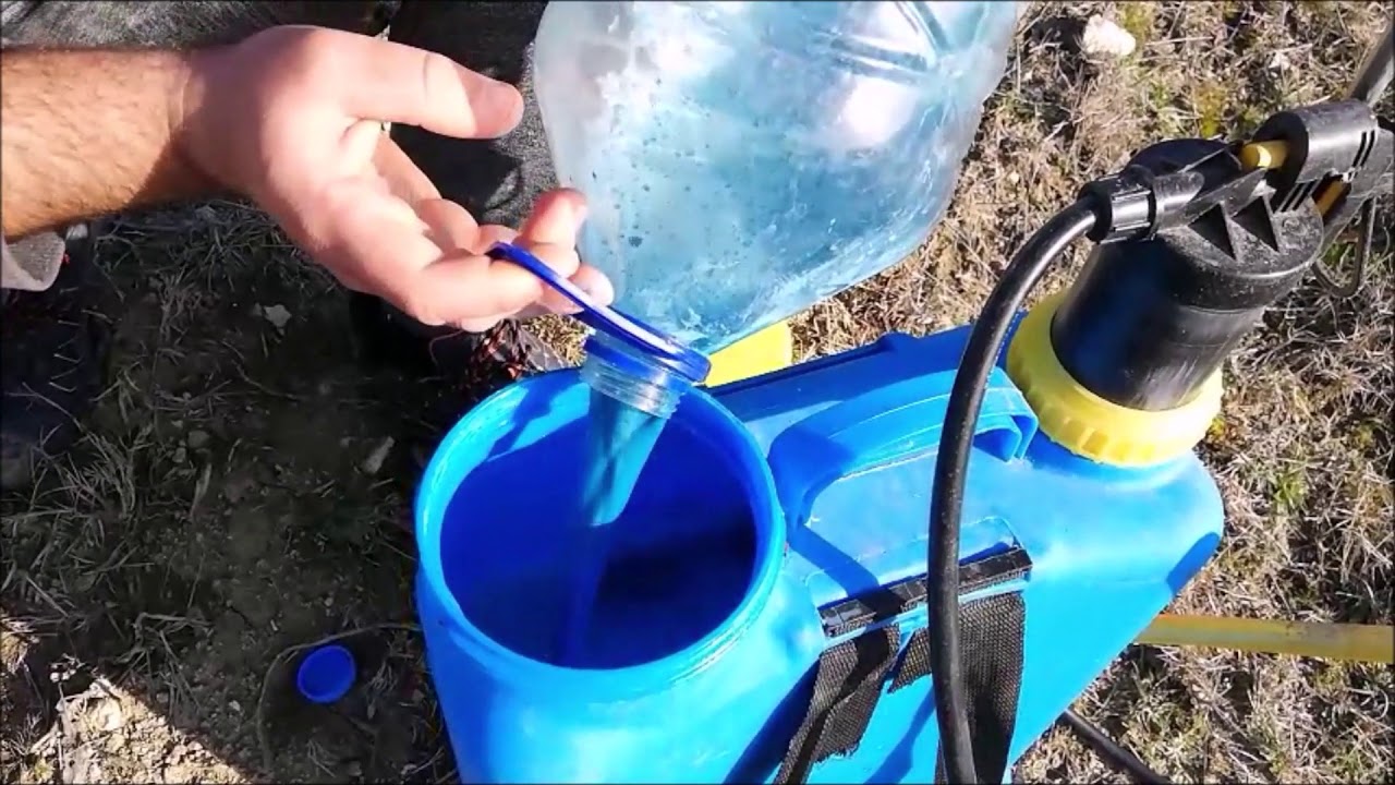 Sırt pompasına aktarılan bordo bulamacı