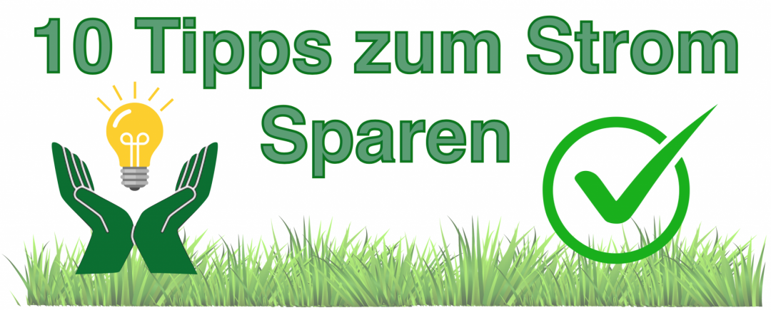 zehn Tipps zum Strom sparen in grüner Schrift mit Glühbirne, Gras und Haken