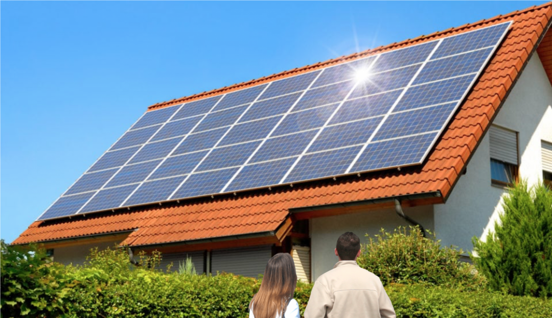 Nachbarn stehen vor einem Haus mit Solaranlage auf dem Dach