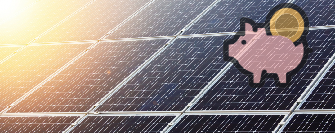 Solaranlage mit einem Sparsschwein im Vorderund als Symbol für die Amortisierung