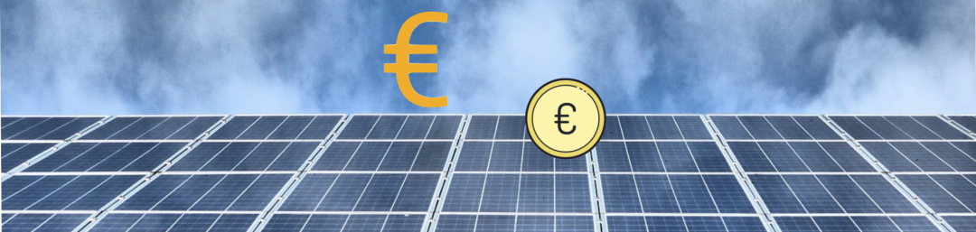 Die Kosten von Solarplatten der Photovoltaik anhand von grauen Solarplatten und bewölktem Himmel mit zwei Euro zeichen dargestellt