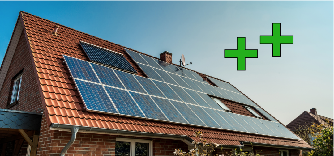 Die Vorteile eine PV-Anlage: zwei grüne Plus Zeichen über einem Solardach mit Photovoltaikanlage