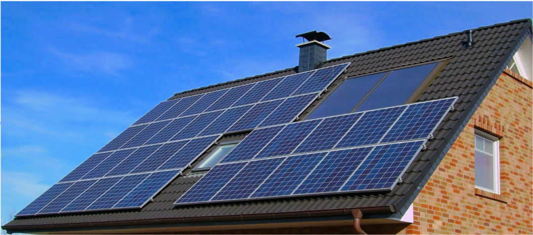 Eine Photovoltaik Komplettanlage auf einem grauen Dach installiert