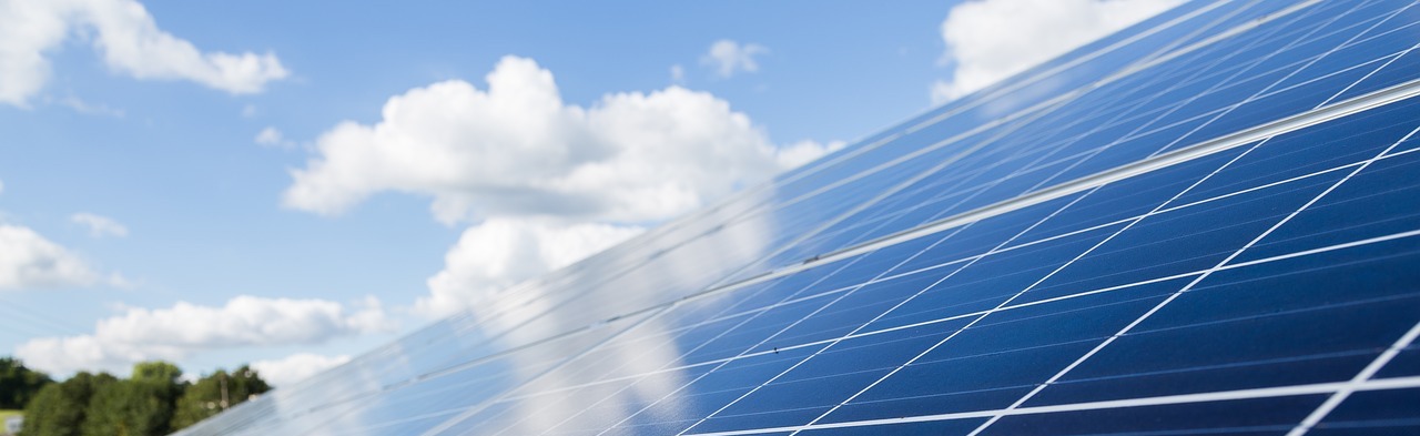 Solaranlage mit Wolken