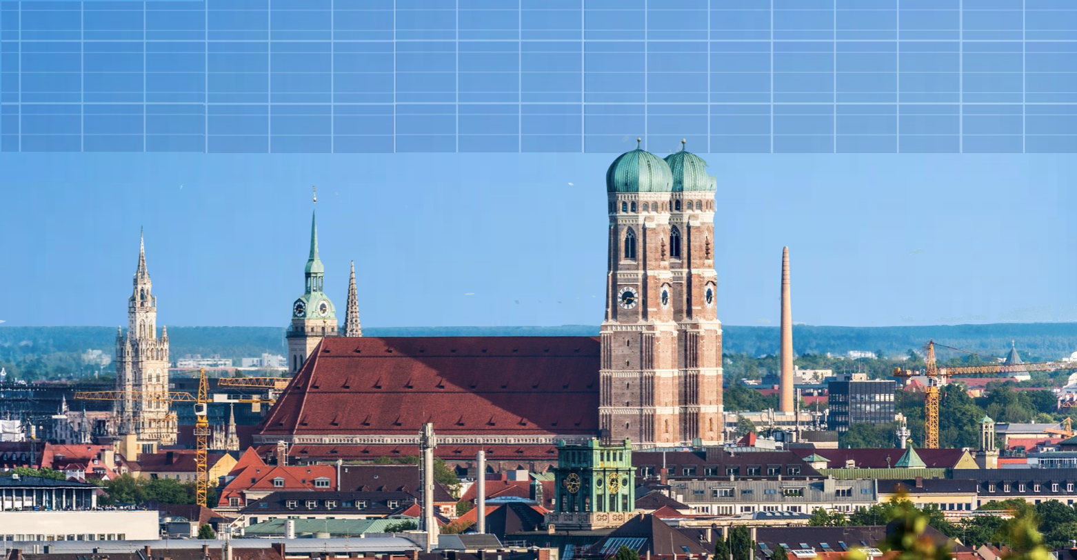 Solaranlage auf blauem Himmer mit der Stadt München