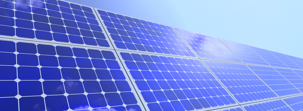 Solarenergie - Solarzellen stehen im schrägen Winkel mit blauem Himmel im Hintergrung