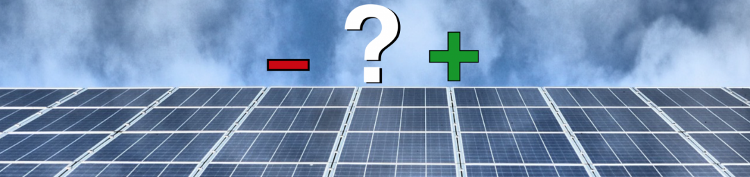 Eine Solar-Inselanlage auf einem Dach mit Himmel im Hintergrund