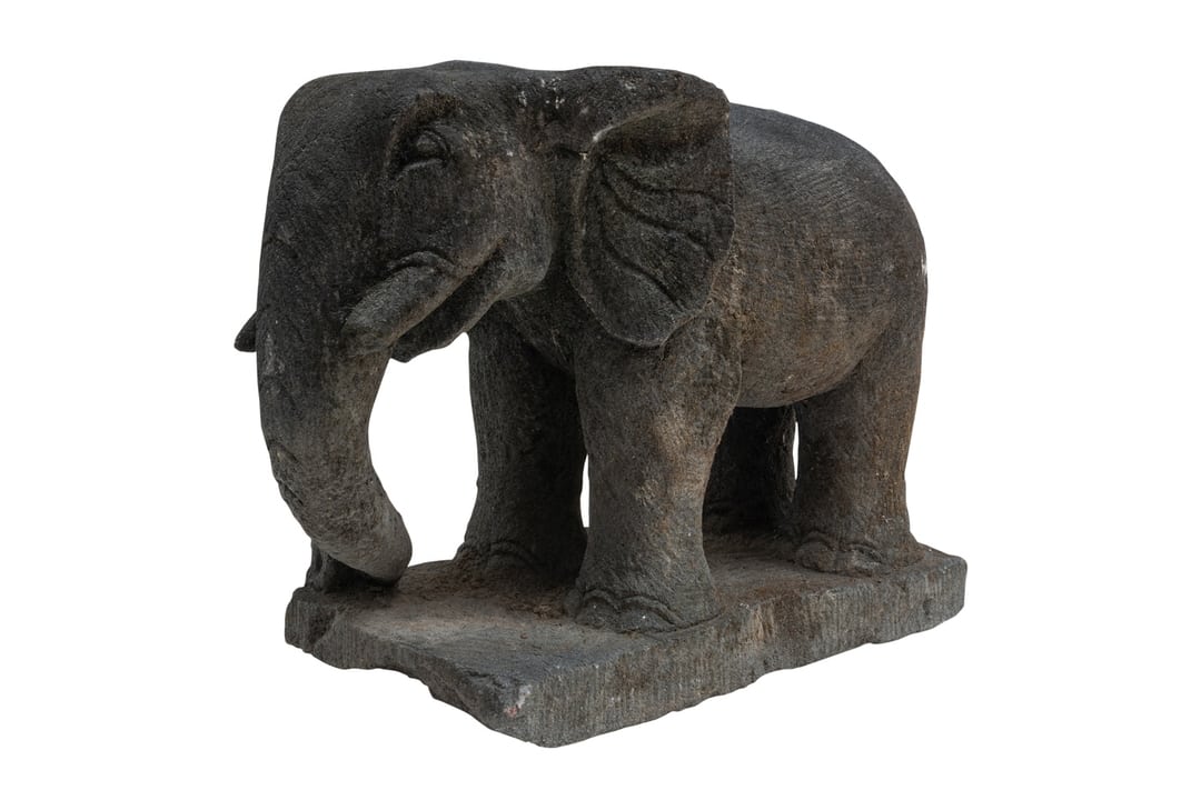 Escultura de elefante tallada en piedra volcanica