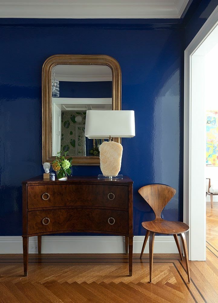 sala parede azul brilhante
