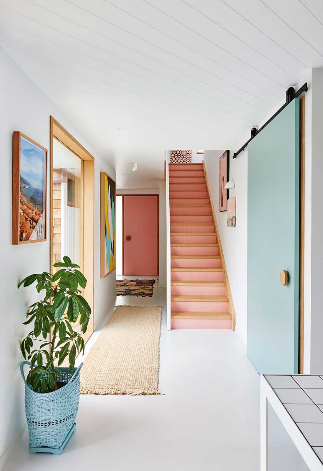 porta azul escada rosa