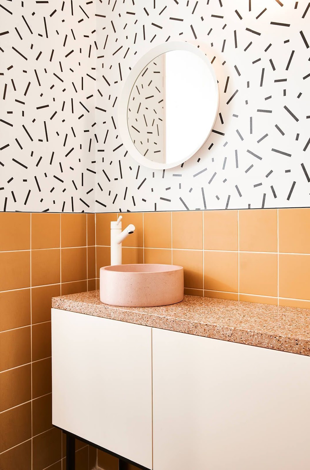 banheiro azulejo quadrado laranja