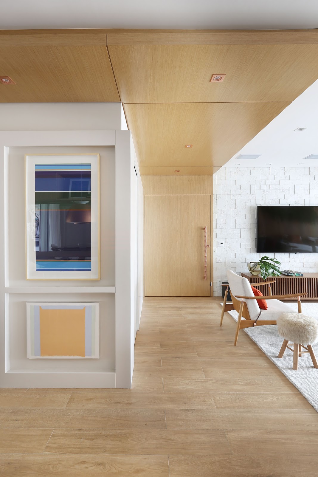 sala porcelanato madeira