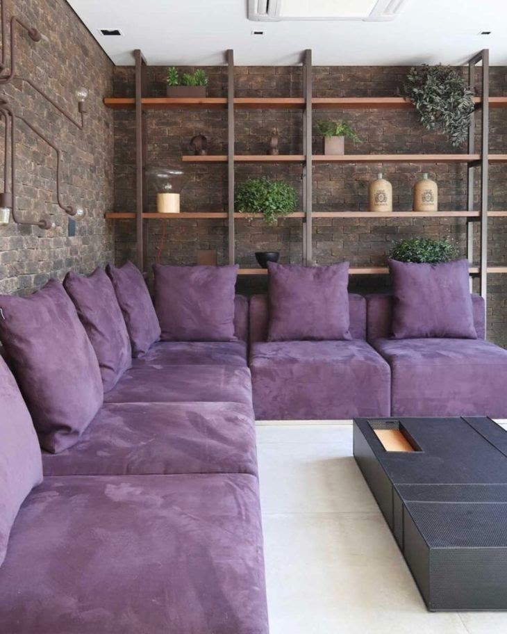 sala sofá colorido roxo