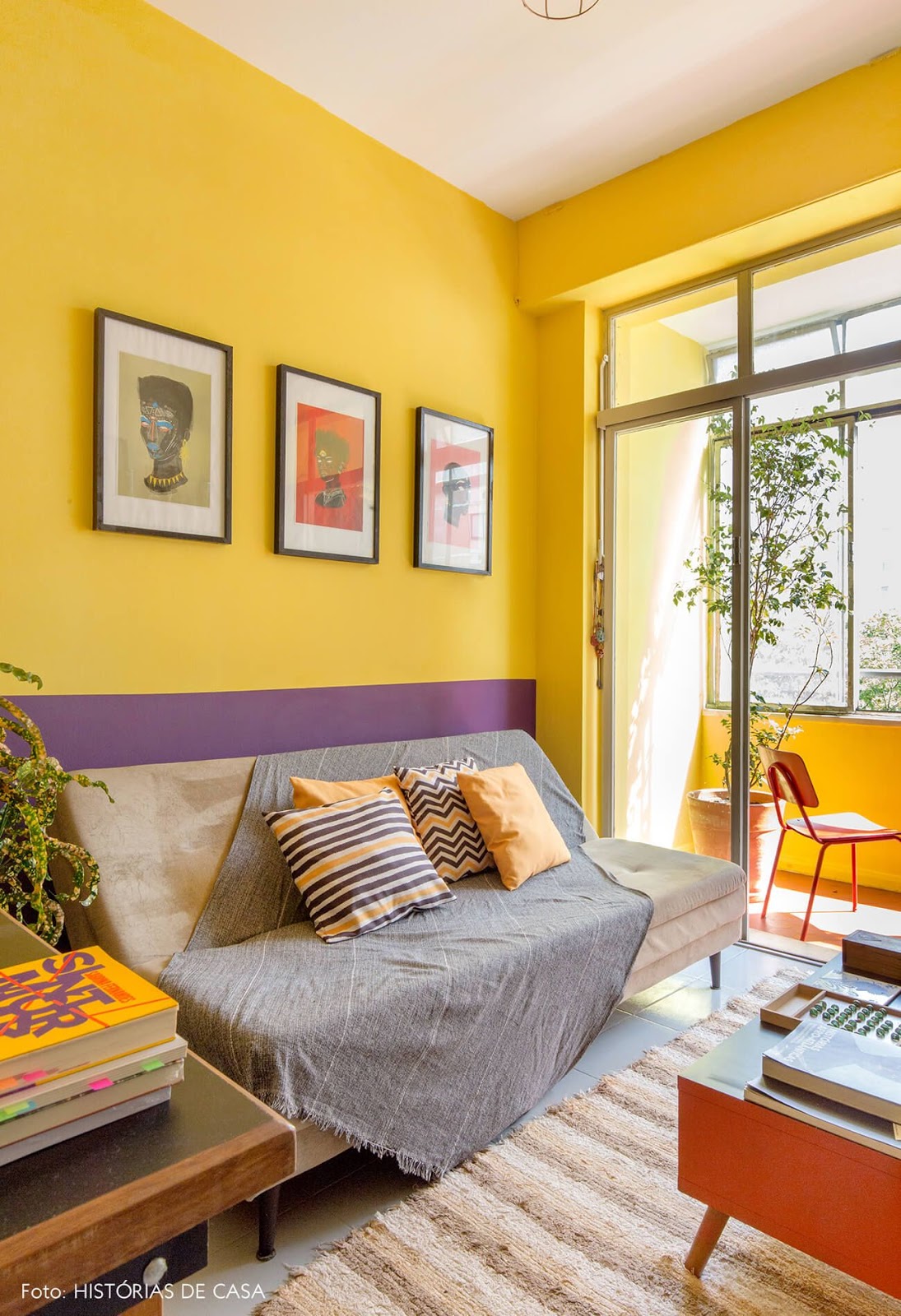 sala colorida roxo e amarelo
