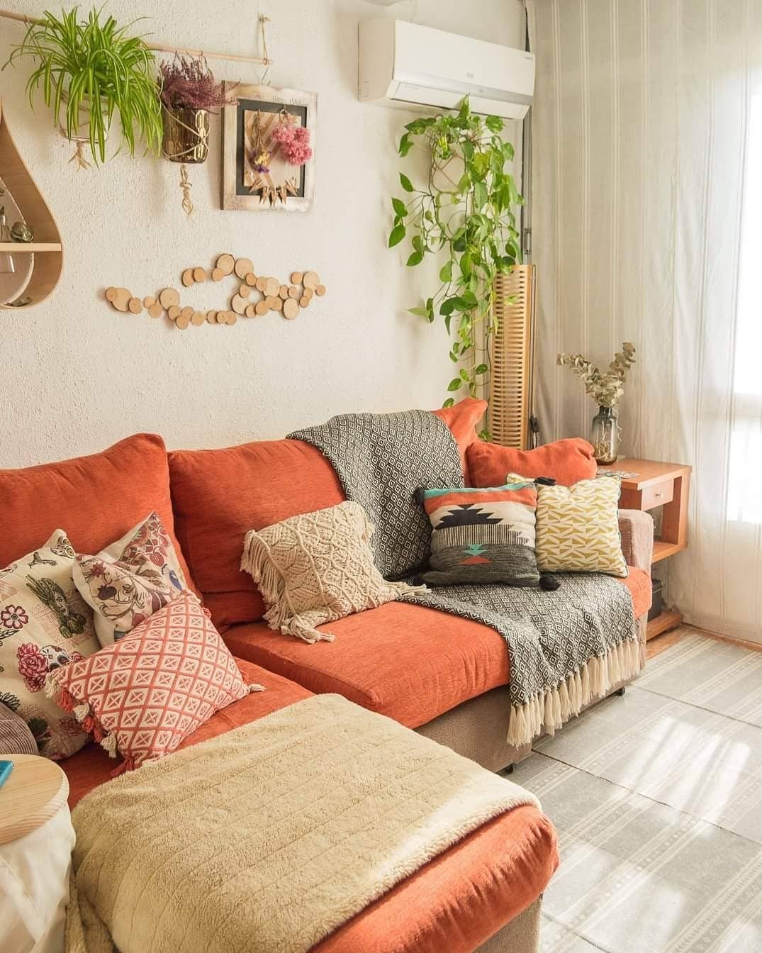 sala com plantas decoração colorida sofá laranja
