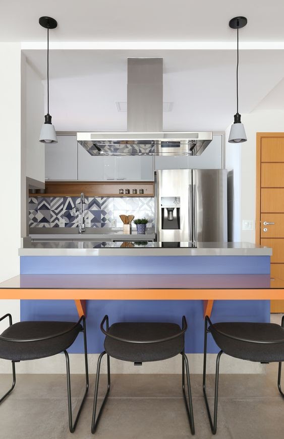 cozinha integrada decoração azul e laranja