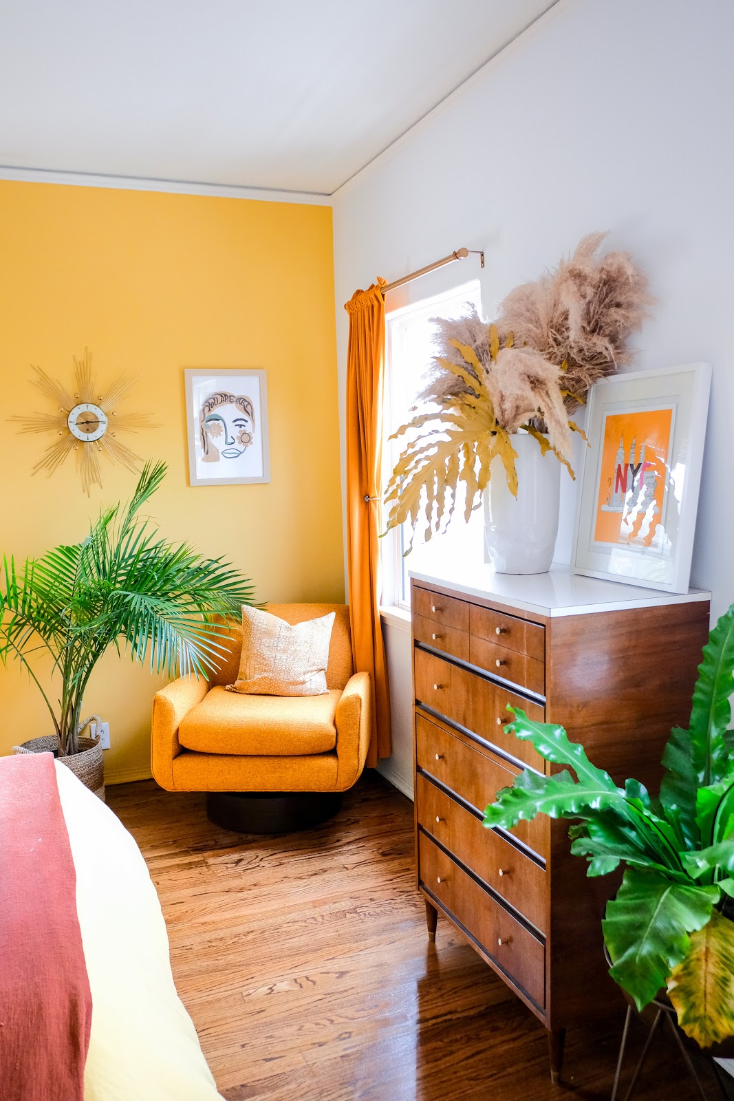 quarto de casal parede amarela