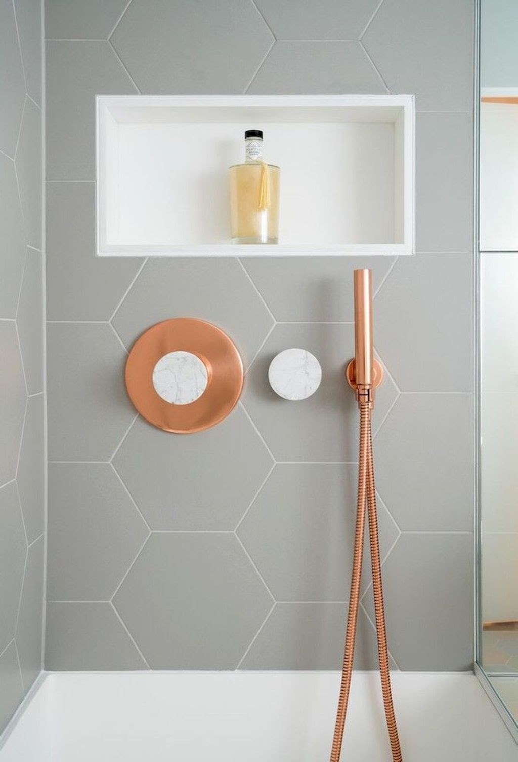 banheiro revestimento hexagonal cinza