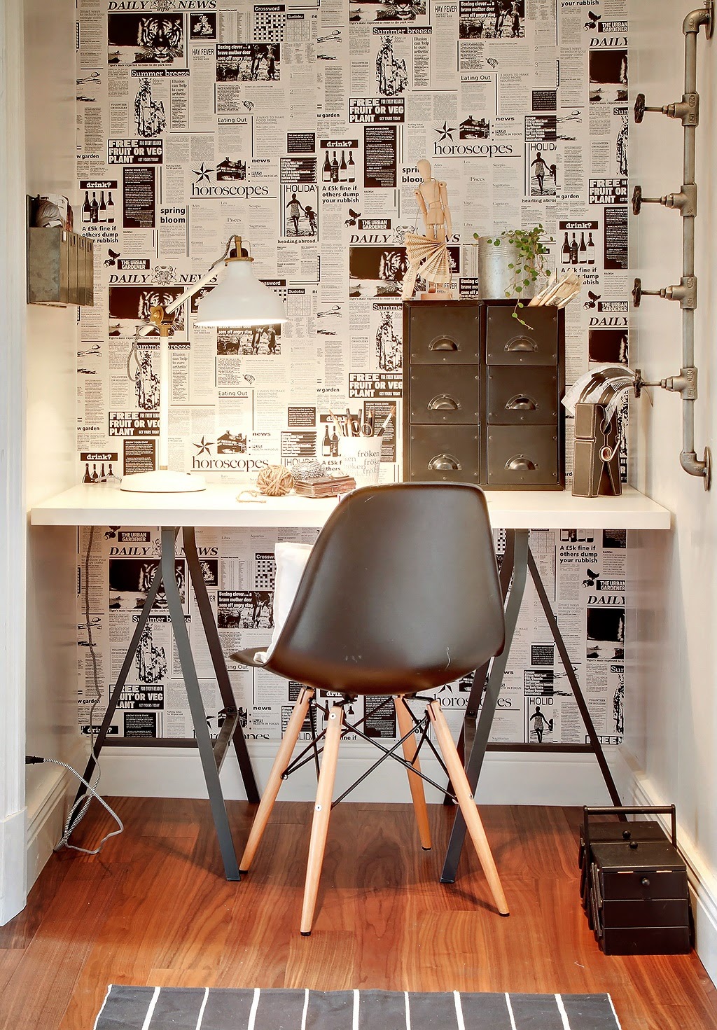 home office parede colagem com jornal