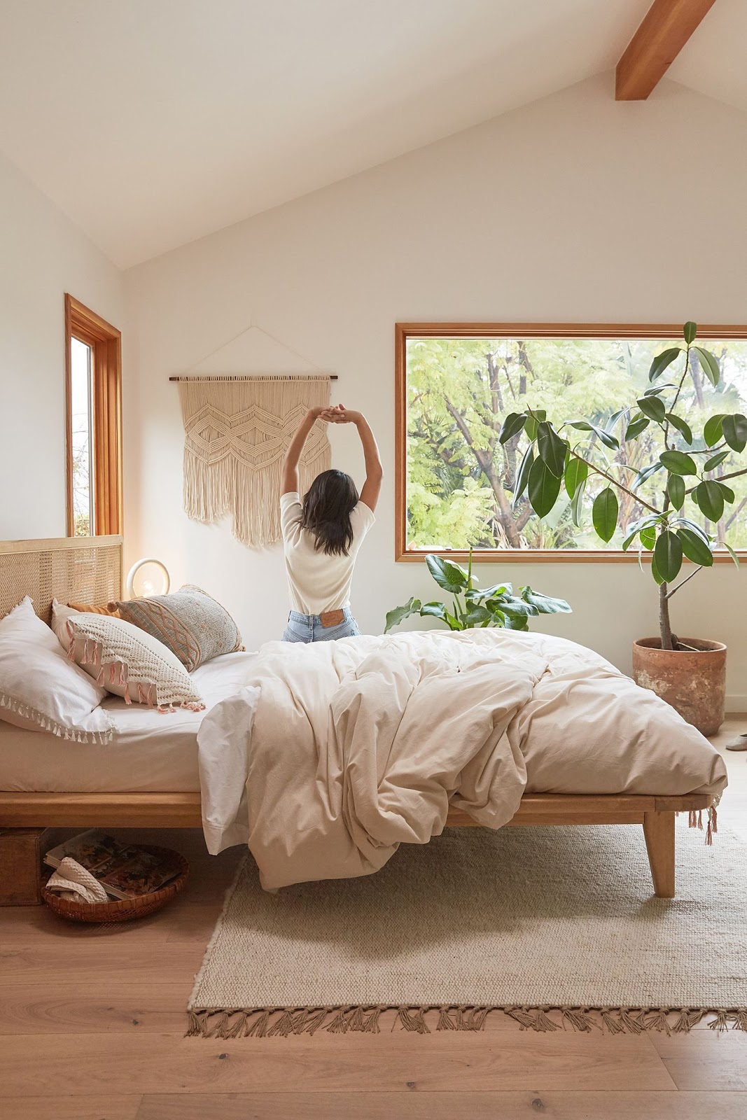 quarto de casal com elementos naturais