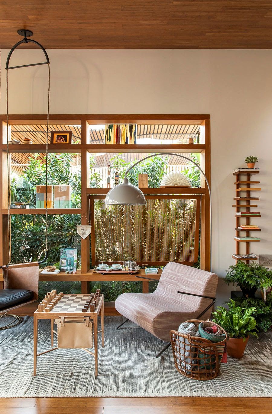 sala de estar com elementos naturais