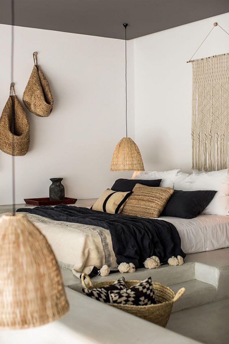 quarto de casal com elementos naturais