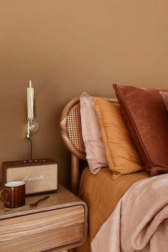 quarto de casal com elementos naturais