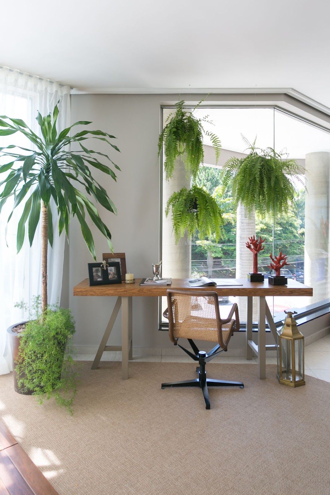 home office com elementos naturais