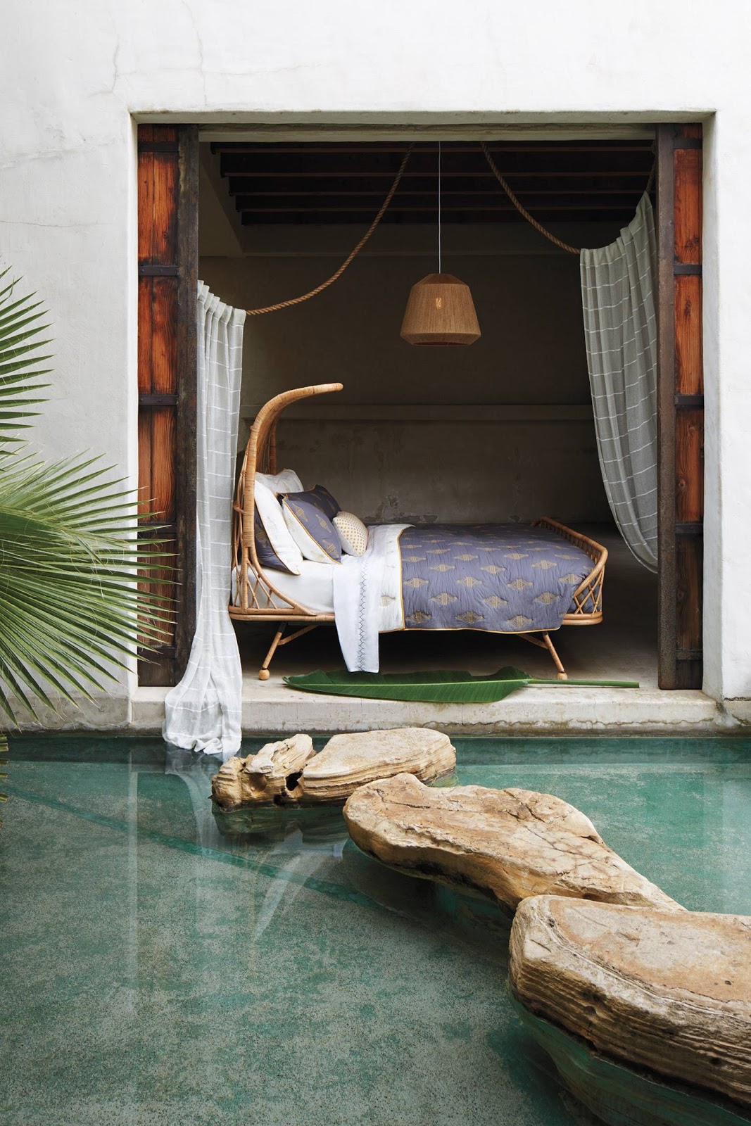 quarto de casal com elementos naturais