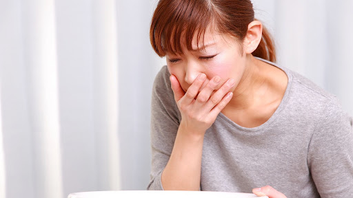 phụ nữ mang thai cảm thấy buồn nôn trong những tuần đầu