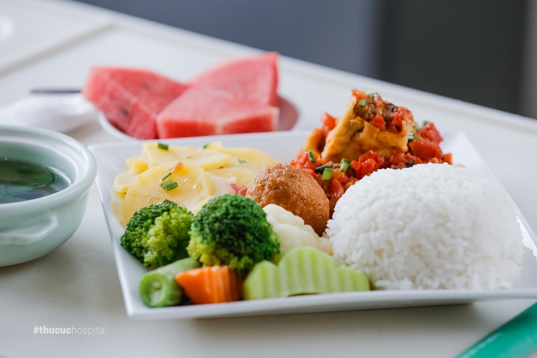 Sau sinh, mẹ được hỗ trợ 3 bữa ăn đầy đủ dinh dưỡng với thực đơn phong phú giúp phục hồi sức khỏe và lợi sữa cho bé.