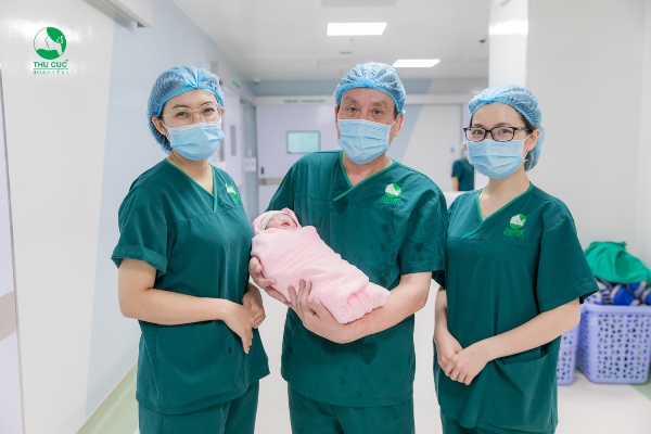 Đội ngũ bác sĩ giỏi trong nước và quốc tế có kinh nghiệm trong việc xử lý các ca sinh đẻ phức tạp như đa thai, mẹ sinh mổ nhiều lần, mẹ có u xơ tử cung...