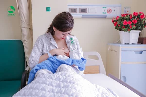 Ở cữ sau sinh đúng cách sẽ giúp tăng tiết sữa cho con bú