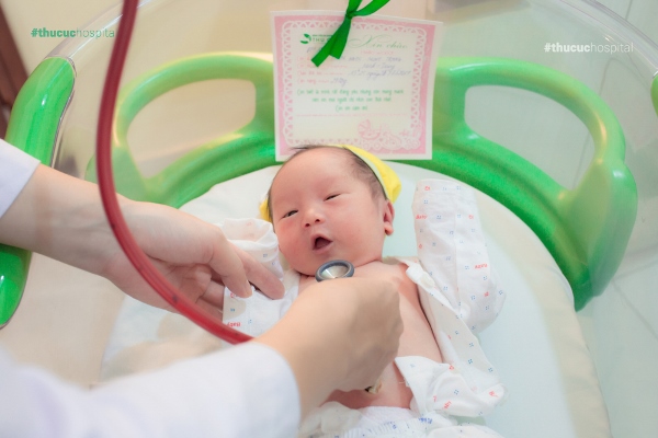 Mẹ và bé được tái khám miễn phí sau sinh để kiểm tra sức khỏe.