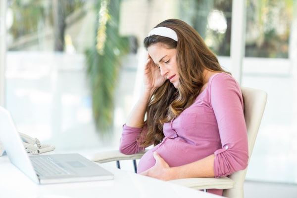 Người bị thai trứng bụng thường to hơn nhiều so với những mẹ bầu có cùng tuổi thai.