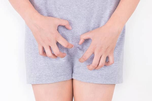 Ngứa ngáy vùng kín là một trong những dấu hiệu viêm phụ khoa điển hình