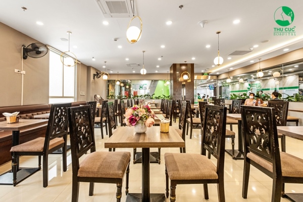 Nhà hàng được thiết kế sang trọng, với thực đơn phong phú dành riêng cho từng nhóm khách hàng.