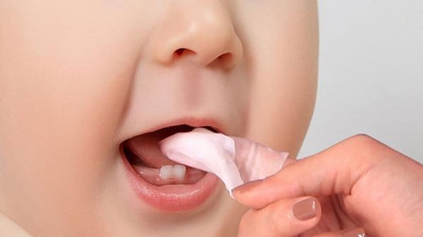 Vế sinh răng miệng sạch sẽ khi trẻ mọc răng