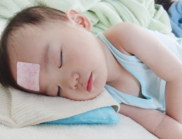 có nên sử dụng miếng dán hạ sốt khi trẻ bị sốt mọc răng không