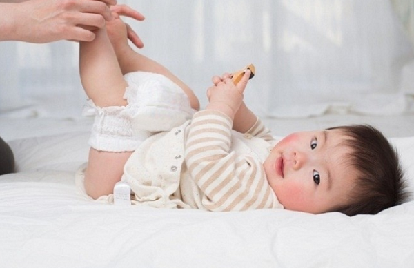 trẻ đi ngoài bao nhiêu lần trong ngày là bình thường