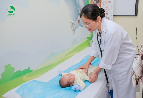 trẻ bị tiêu chảy nhiều lần trong ngày nên cho con đi thăm khám với bác sĩ để có biện pháp xử trí an toàn và hiệu quả