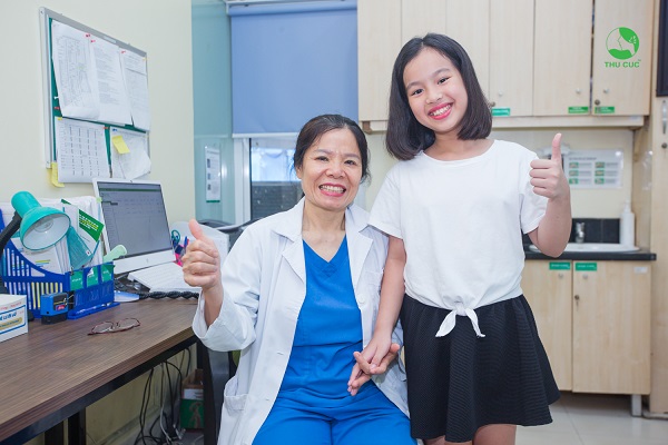thường xuyên thăm khám sức khỏe cho con với bác sĩ chuyên khoa nhi sẽ giúp cân nặng và chiều cao của trẻ phát triển ơ mức tốt nhất