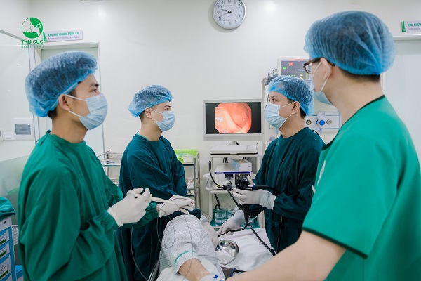 Thực hiện sinh thiết trong quá trình nội soi dạ dày
