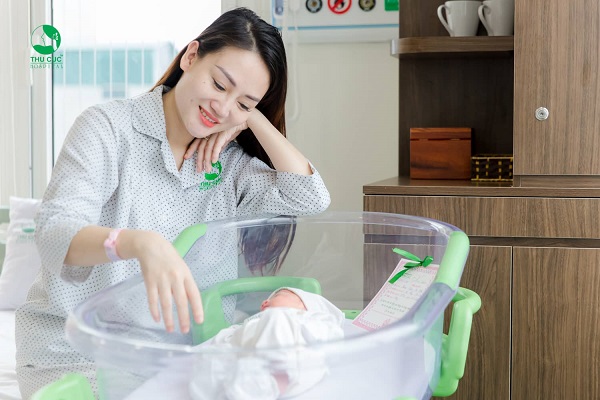 Sau sinh mẹ nên dành nhiều thời gian để nghỉ ngơi