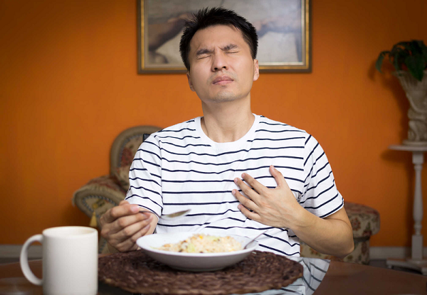 Cảm giác đau tức ngực của chứng trào ngược dễ bị nhầm sang bệnh lý tim mạch