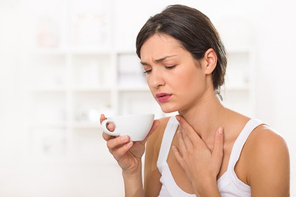 Khàn giọng và ho cũng là triệu chứng thường thấy của bệnh trào ngược dạ dày