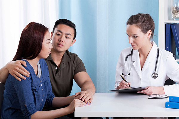 Việc đi khám hiếm muộn là cần thiết, tuân thủ theo các hướng dẫn của bác sĩ