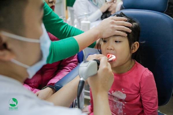 điều trị viêm họng cấp ở trẻ em