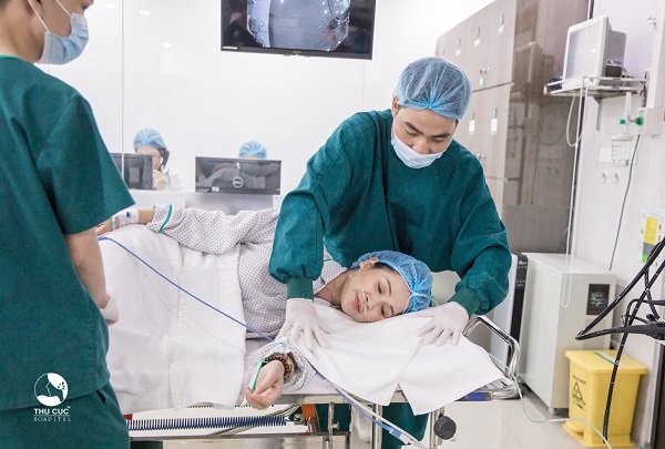 Người bệnh được hướng dẫn nằm nghiêng sang bên trái khi thực hiện nội soi