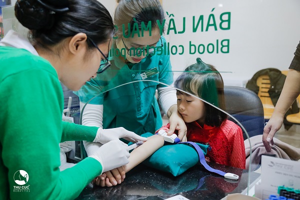 Xét nghiệm máu tại Thu Cúc trẻ ít đau, không sợ hãi, các kỹ thuật viên thao tác nhẹ nhàng và chăm sóc con rất chu đáo
